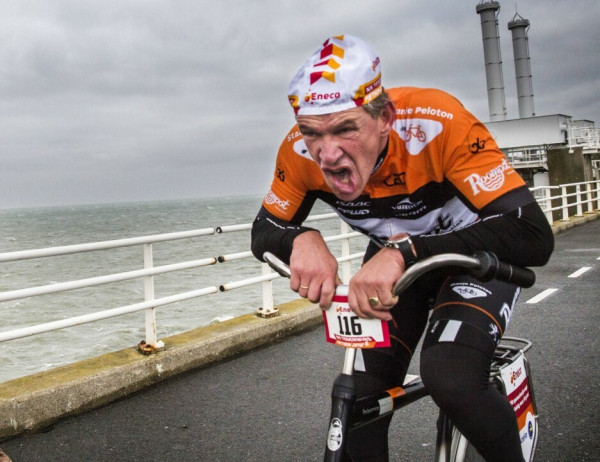 Hoe sterk is de eenzame fietser die krom gebogen over zijn stuur tegen de wind....Zichzelf een weg baant